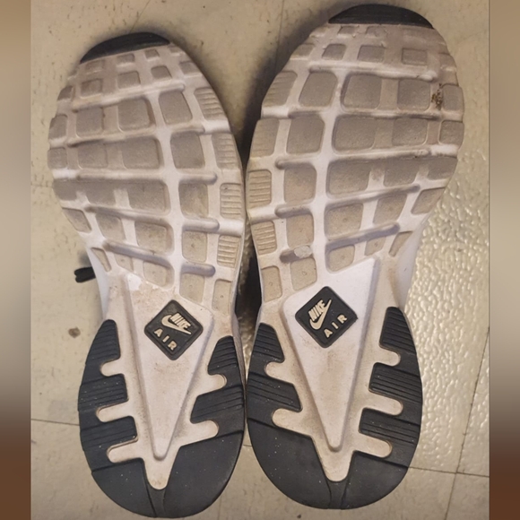 Nike Air Huarache RunModel: 857569-002 Size: 5Y US - Picture 2 of 4